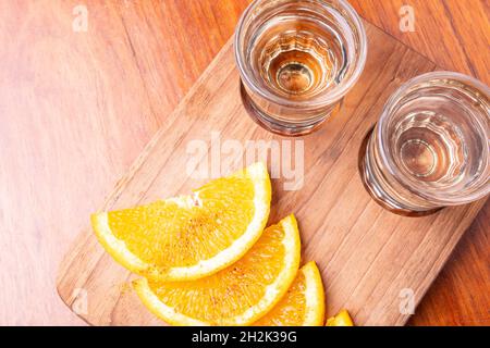 Due shot di mezcal con fette d'arancia Foto Stock