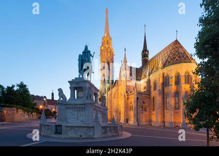 Chiesa cattolica romana di San Mattia o Mátyás Templom a Budapest, Bastione dei pescatori in prima serata. Uno dei templi principali in Ungheria. Foto Stock