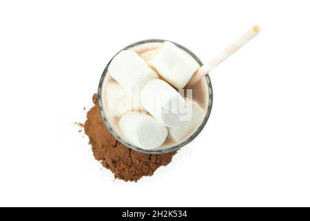 Cacao con marshmallow in vetro isolato su sfondo bianco. Bicchiere di cacao caldo con marshmallow ritagliato su bianco Foto Stock