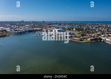 Marco Island Florida dal lato est che mostra l'oceano e l'orizzonte dietro resort e alberghi Foto Stock