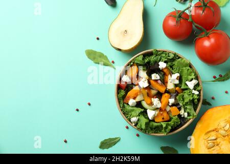 Concetto di cibo sano con insalata di zucca su sfondo menta Foto Stock