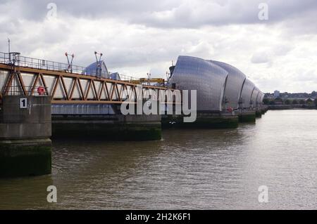 Londra, Regno Unito: Vista delle porte della barriera del Tamigi nella zona di Silvertown, Newham Foto Stock