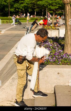 Il musicista di cornamusa gaidar si esibisce per le strade di Sofia Bulgaria, Europa orientale, Balcani, UE Foto Stock