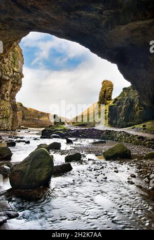 La grotta Smoo, sulla costa più settentrionale della Scozia, si trova a est di Durness nel distretto di Sutherland, appena fuori dalla A838 Road, Regno Unito Foto Stock