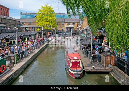 Una folla di turisti nella zona del cibo di strada a Camden Lock, Regent's Canal, Londra, Inghilterra Foto Stock