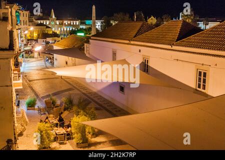 FARO, PORTOGALLO - 5 OTTOBRE 2017: Vista serale di una strada nel centro di Faro, Portogallo. Foto Stock