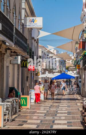 FARO, PORTOGALLO - 6 OTTOBRE 2017: Vista di una strada nel centro di Faro, Portogallo. Foto Stock
