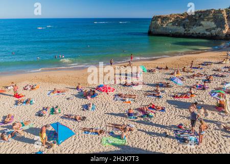 LAGOS, PORTOGALLO - 7 OTTOBRE 2017: Gente alla spiaggia di Praia da Batata vicino Lagos, Portogallo. Foto Stock