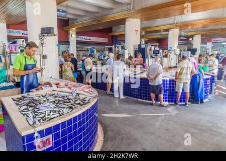 LAGOS, PORTOGALLO - 6 OTTOBRE 2017: Bancarelle di pesce nel mercato Municipale di Mercado a Lagos, Portogallo. Foto Stock