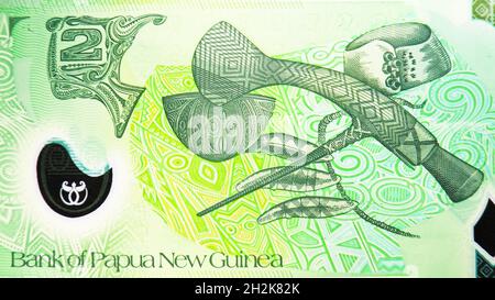 2 banconota da polimero Kina, Banca di Papua Nuova Guinea, primo piano di disegno di legge frammento mostra Un vaso di argilla dalla zona del fiume Sepik, un'ascia dal monte Hagen volca Foto Stock