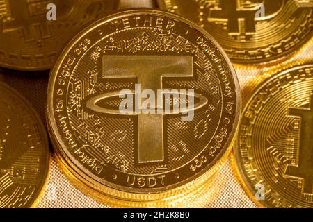Concetto di moneta di Tether contro monete bitcoin d'oro. Il laccio è sostenuto dal dollaro USA e usato per il commercio delle monete di alt Foto Stock