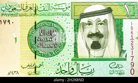 1 banconota Riyal, Banca dell'Arabia Saudita, primo piano frammento di fattura mostra re Abdullah Abdulaziz al-Saud, moneta antica, emesso 2016 Foto Stock