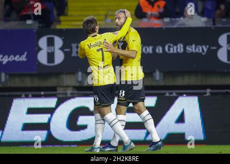 BREDA, PAESI BASSI - OTTOBRE 22: Kaj de Rooij di NAC Breda, Ralf Seuntjens di NAC Breda festeggia dopo aver segnato il primo gol delle loro squadre durante l'olandese Keukenkampioendivisie partita tra NAC Breda e MVV Maastricht al Rat Verlegh Stadion il 22 ottobre 2021 a Breda, Olanda (Foto di Broer van den Boom/Orange Pictures) Foto Stock