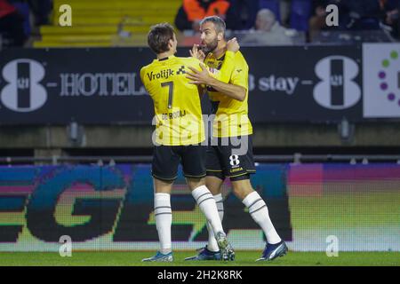 BREDA, PAESI BASSI - OTTOBRE 22: Kaj de Rooij di NAC Breda, Ralf Seuntjens di NAC Breda festeggia dopo aver segnato il primo gol delle loro squadre durante l'olandese Keukenkampioendivisie partita tra NAC Breda e MVV Maastricht al Rat Verlegh Stadion il 22 ottobre 2021 a Breda, Olanda (Foto di Broer van den Boom/Orange Pictures) Foto Stock