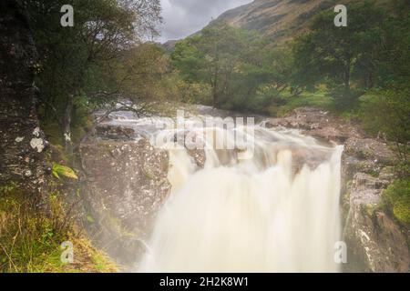 Un'immagine HDR autunnale a 3 scatti delle cascate più basse sul fiume Nevis in alluvione dopo la pioggia pesante, Fort William, Scozia. 03 ottobre 2021 Foto Stock