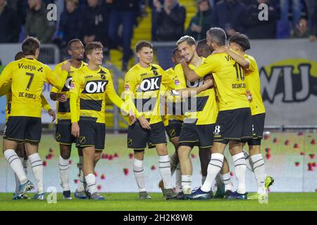 BREDA, PAESI BASSI - OTTOBRE 22: Ralf Seuntjens del NAC Breda, i giocatori del NAC Breda festeggiano dopo aver segnato il primo gol delle loro squadre durante la partita olandese Keukenkampioendivisie tra NAC Breda e MVV Maastricht al Rat Verlegh Stadion il 22 Ottobre 2021 a Breda, Paesi Bassi (Foto di Broer van den Boom/Orange Pictures) Foto Stock