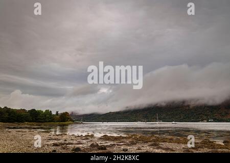 Un'immagine HDR autunnale a 3 scatti di Lower Loch Etive da Airds Bay, Argyll e Bute, Scozia. 09 ottobre 2021 Foto Stock