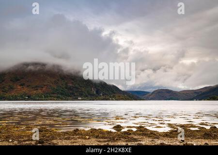 Un'immagine HDR autunnale a 3 scatti di Lower Loch Etive da Airds Bay, Argyll e Bute, Scozia. 09 ottobre 2021 Foto Stock