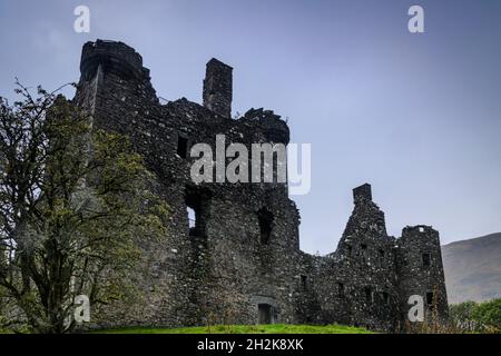 Un'immagine HDR di Kilchurn Castle a 3 scatti, nuvolosa e umida, all'estremità nord-orientale di Loch awe ad Argyll e Bute, Scozia. 09 ottobre 2021 Foto Stock