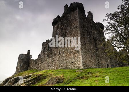 Un'immagine HDR di Kilchurn Castle a 3 scatti, nuvolosa e umida, all'estremità nord-orientale di Loch awe ad Argyll e Bute, Scozia. 09 ottobre 2021 Foto Stock