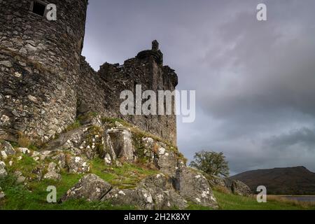 Un'immagine HDR di Kilchurn Castle a 3 scatti, nuvolosa e umida, all'estremità nord-orientale di Loch awe ad Argyll e Bute, Scozia. 09 ottobre 2021 Foto Stock