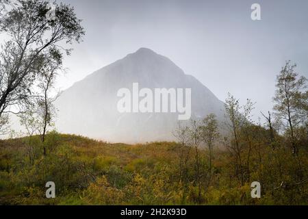 Un'immagine autunnale nebbiosa 3 shot HDR di Stob Dearg, Bauchaille Etive Mor, alla testa di Glen Etive, Scozia. 10 ottobre 2021 Foto Stock