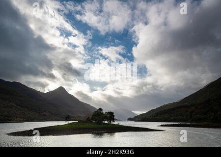 Un'immagine HDR a 3 scatti di Loch Leven e del paesaggio circostante vicino Glen Coe nelle Highlands scozzesi. 10 ottobre 2021 Foto Stock