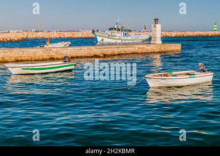 LAGOS, PORTOGALLO - 7 OTTOBRE 2017: Diverse barche in un porto di Lagos, Portogallo. Foto Stock