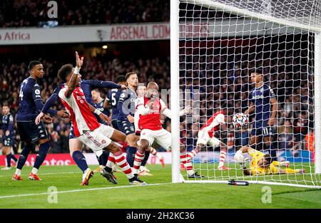 Pierre-Emerick Aubameyang (a sinistra) e Alexandre Lacazette celebrano dopo che il compagno di squadra Thomas Partey segna il primo obiettivo del gioco durante la partita della Premier League all'Emirates Stadium di Londra. Data foto: Venerdì 22 ottobre 2021. Foto Stock