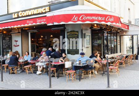 Parigi, Francia-19 ottobre 2021 : il le Commerce Cafe è un tradizionale bistrot parigino situato nel 15° distretto di Parigi. Foto Stock