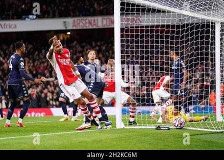 Pierre-Emerick Aubameyang (a sinistra) e Alexandre Lacazette celebrano dopo che il compagno di squadra Thomas Partey segna il primo obiettivo del gioco durante la partita della Premier League all'Emirates Stadium di Londra. Data foto: Venerdì 22 ottobre 2021. Foto Stock