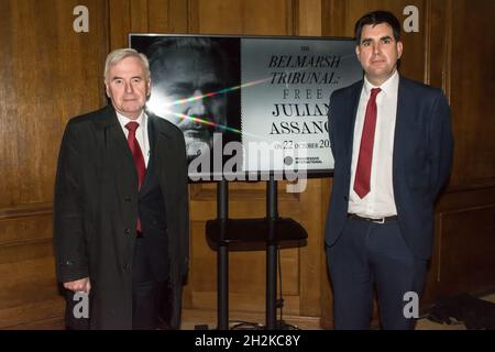 Londra, Regno Unito. 22 ottobre 2021. Relatore John McDonnell, Richard Burgon - Un raduno si tiene presso la Convocation Hall di Westminster a sostegno di Julian Assange. Il Tribunale di Belmarsh esporrà le atrocità commesse dal governo degli Stati Uniti negli ultimi dieci anni, dai crimini di guerra in Iraq alla tortura a Guantánamo Bay. L’evento trae ispirazione dal Tribunale Russell-Sartre del 1966, quando i rappresentanti di 18 paesi si riunirono per rendere gli Stati Uniti responsabili dei crimini di guerra in Vietnam, in assenza di un’autorità internazionale che osava farlo. Tariq Ali, che ha preso parte al Tribunale del 1966 Foto Stock