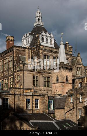 Vista della Biblioteca Centrale dal Greyfriars Kirkyard nel centro storico di Edimburgo. Foto Stock