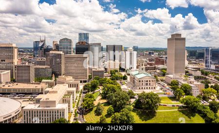Vista aerea del Campidoglio di Nashville e dello skyline in una giornata di sole. Nashville è la capitale e la città più popolosa del Tennessee, e un centro importante per il Foto Stock