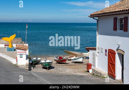 Il piccolo porto di Guéthary è uno dei porti più pittoreschi della costa atlantica basca. Foto Stock