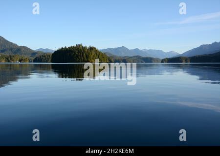 Le rive dell'isola di Meares Nuu-chah-nullh territorio di prima nazione, in Clayoquot Sound, vicino Tofino, Vancouver Island, British Columbia, Canada. Foto Stock