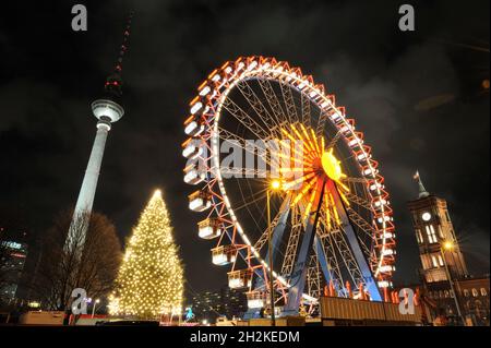 Fiera di Natale di fronte al Municipio Rosso, Rote Rathaus, Fernsehturm, torre della televisione, quartiere Berlin Mitte, Berlino, Germania, Europa Foto Stock