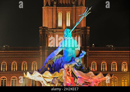 Fiera di Natale di fronte al Municipio Rosso, Rote Rathaus, con la fontana Nettuno, Alexanderplatz, quartiere Berlin Mitte, Berlino, Germania, Europa Foto Stock