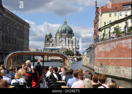 Escursione in barca sul fiume Sprea, a sinistra del Nikolaicenter, di fronte al Berliner Dom, la Cattedrale di Berlino, Berlino, Germania, Europa Foto Stock
