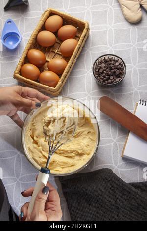 Il processo di produzione di biscotti con scaglie di cioccolato Foto Stock