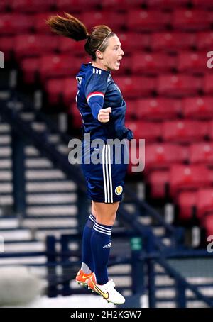 Rachel Corsie in Scozia festeggia il secondo gol della partita durante la partita di qualificazione della Coppa del mondo delle donne FIFA 2023 all'Hampden Park di Glasgow. Data foto: Venerdì 22 ottobre 2021. Foto Stock