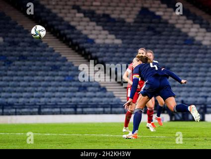 Rachel Corsie della Scozia segna il secondo obiettivo del gioco durante la partita di qualificazione della Coppa del mondo delle donne FIFA 2023 all'Hampden Park di Glasgow. Data foto: Venerdì 22 ottobre 2021. Foto Stock