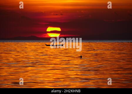 Pasay, Regione capitale Nazionale, Filippine. 22 ottobre 2021. Un uomo in piedi su una barca con la sua canna da pesca poco prima del tramonto. (Credit Image: © George Buid/ZUMA Press Wire) Credit: ZUMA Press, Inc./Alamy Live News Foto Stock