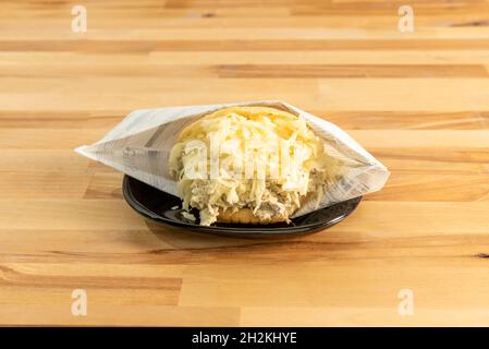 Famosa ricetta per la sifrina dell'arepa venezuelana con pasta di mais ripiena di formaggio fresco grattugiato, pollo grattugiato con maionese e avocado Foto Stock