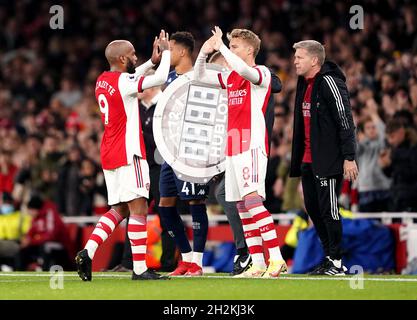 Alexandre Lacazette dell'Arsenal (a sinistra) è sostituito dal compagno di squadra Martin Odegaard durante la partita della Premier League all'Emirates Stadium di Londra. Data foto: Venerdì 22 ottobre 2021. Foto Stock