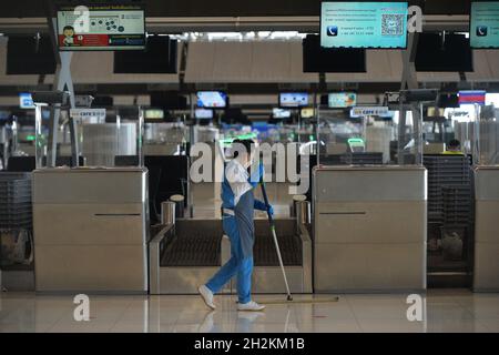 Bangkok, Tailandia. 22 ottobre 2021. Un lavoratore scopa il pavimento presso l'aeroporto internazionale Suvarnabhumi di Bangkok, Thailandia, il 22 ottobre 2021. La Thailandia ha annunciato giovedì scorso che consentirà ai visitatori vaccinati di 46 paesi e regioni a basso rischio di entrare in Thailandia senza quarantena a partire da novembre. Credit: Rachen Sageamsak/Xinhua/Alamy Live News Foto Stock