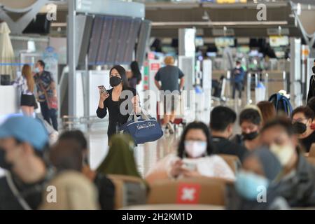 Bangkok, Tailandia. 22 ottobre 2021. I viaggiatori sono visti all'aeroporto internazionale Suvarnabhumi di Bangkok, Thailandia, il 22 ottobre 2021. La Thailandia ha annunciato giovedì scorso che consentirà ai visitatori vaccinati di 46 paesi e regioni a basso rischio di entrare in Thailandia senza quarantena a partire da novembre. Credit: Rachen Sageamsak/Xinhua/Alamy Live News Foto Stock