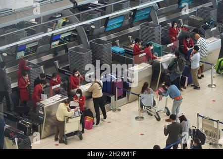 Bangkok, Tailandia. 22 ottobre 2021. I viaggiatori sono visti all'aeroporto internazionale Suvarnabhumi di Bangkok, Thailandia, il 22 ottobre 2021. La Thailandia ha annunciato giovedì scorso che consentirà ai visitatori vaccinati di 46 paesi e regioni a basso rischio di entrare in Thailandia senza quarantena a partire da novembre. Credit: Rachen Sageamsak/Xinhua/Alamy Live News Foto Stock