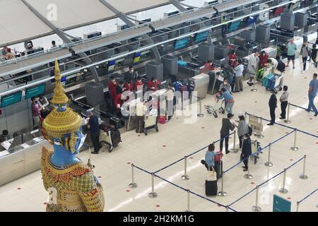 Bangkok, Tailandia. 22 ottobre 2021. I viaggiatori sono visti all'aeroporto internazionale Suvarnabhumi di Bangkok, Thailandia, il 22 ottobre 2021. La Thailandia ha annunciato giovedì scorso che consentirà ai visitatori vaccinati di 46 paesi e regioni a basso rischio di entrare in Thailandia senza quarantena a partire da novembre. Credit: Rachen Sageamsak/Xinhua/Alamy Live News Foto Stock