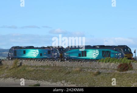 DRS classe 68 UKLight diesel-elettrico e classe 88 Euro due locomotive elettro-diesel dual-mode che girano insieme ad Arnside il 15 ottobre 2021 Foto Stock